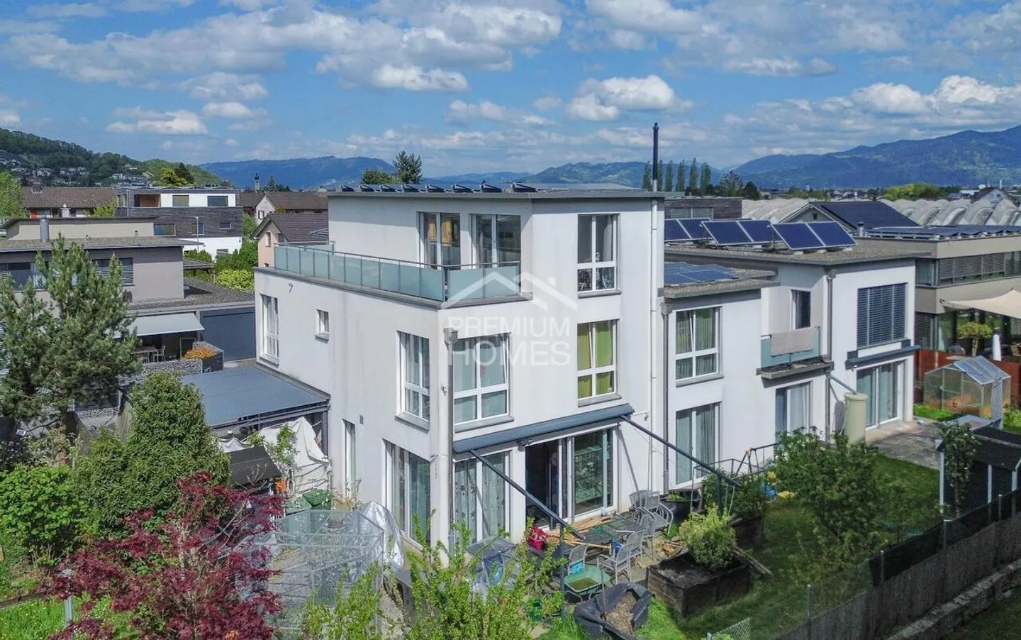 Modernes Chalet mit PV-Anlage - Foto 1 von 12