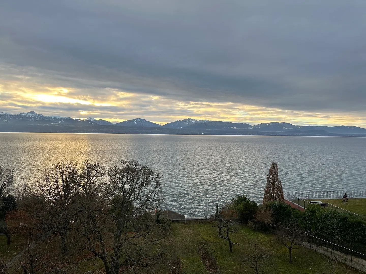 DACHGESCHOSSWOHNUNG 2 ZIMMER IN ST-PREX (VD), MÖBLIERT, BEFRISTET - Foto 1 von 10