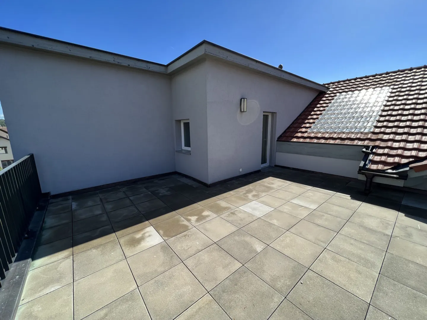 Appartement moderne avec terrasse - Photo 2 sur 12