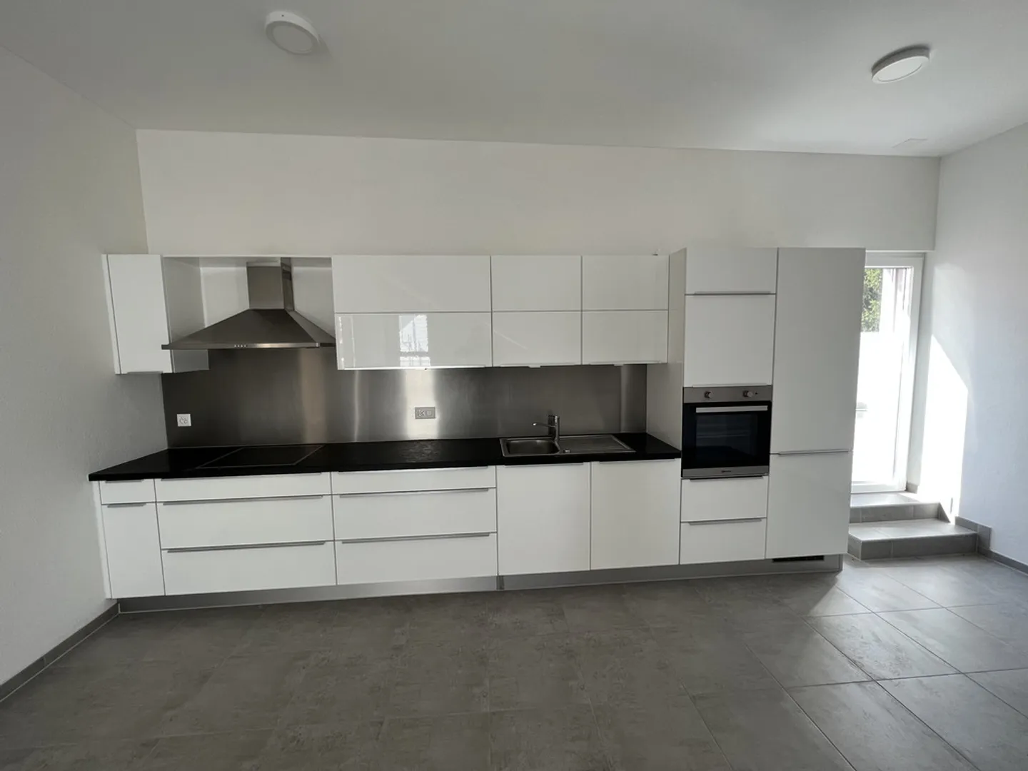Appartement moderne avec terrasse - Photo 4 sur 12