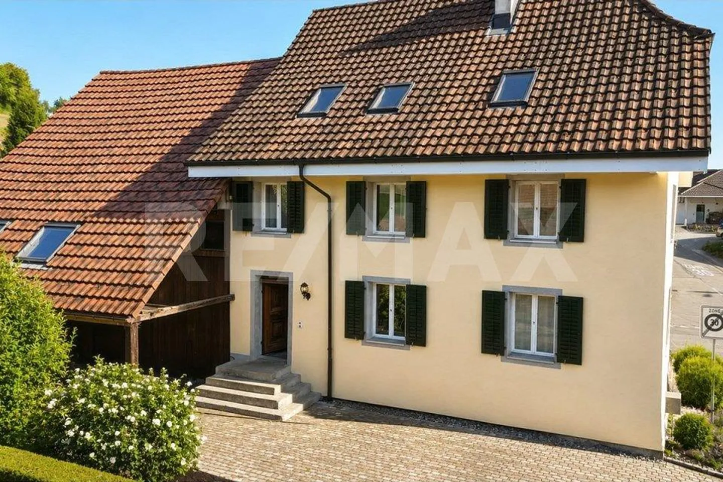 Grosszügiges Einfamilienhaus mit Schopf, Garten und viel Privatsphäre - Foto 1 von 11