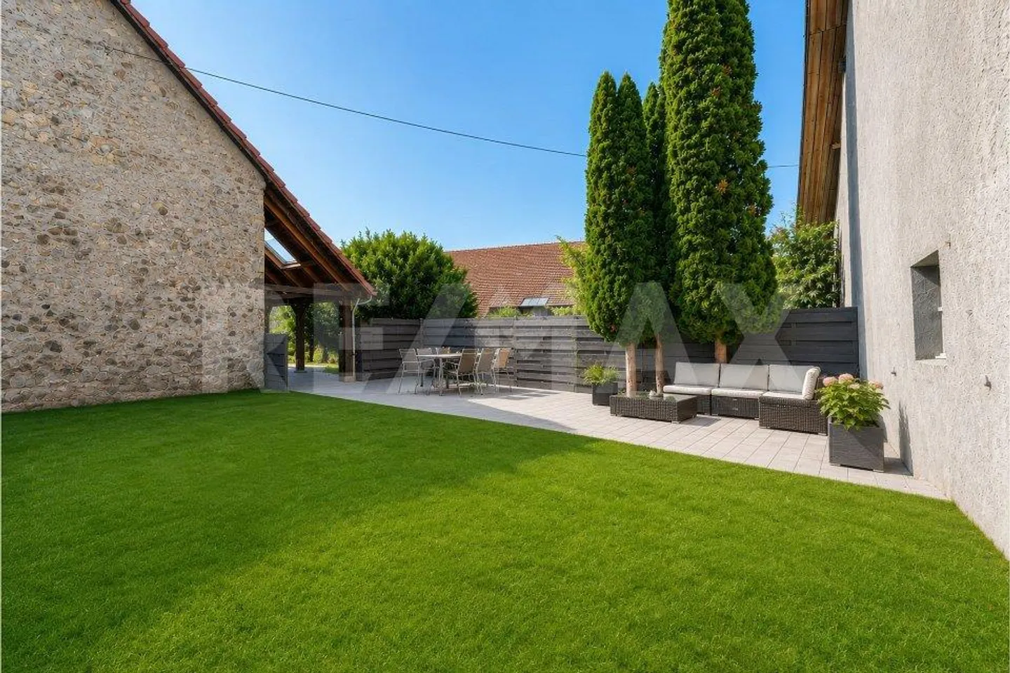 Grosszügiges Einfamilienhaus mit Schopf, Garten und viel Privatsphäre - Foto 2 von 11