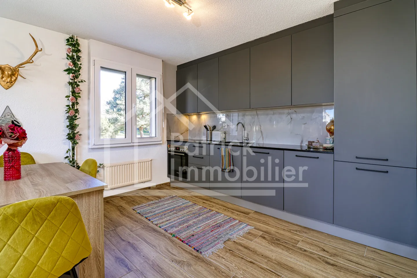 Charming 2.5-room apartment on the 1st floor with balcony - Photo 3 of 11