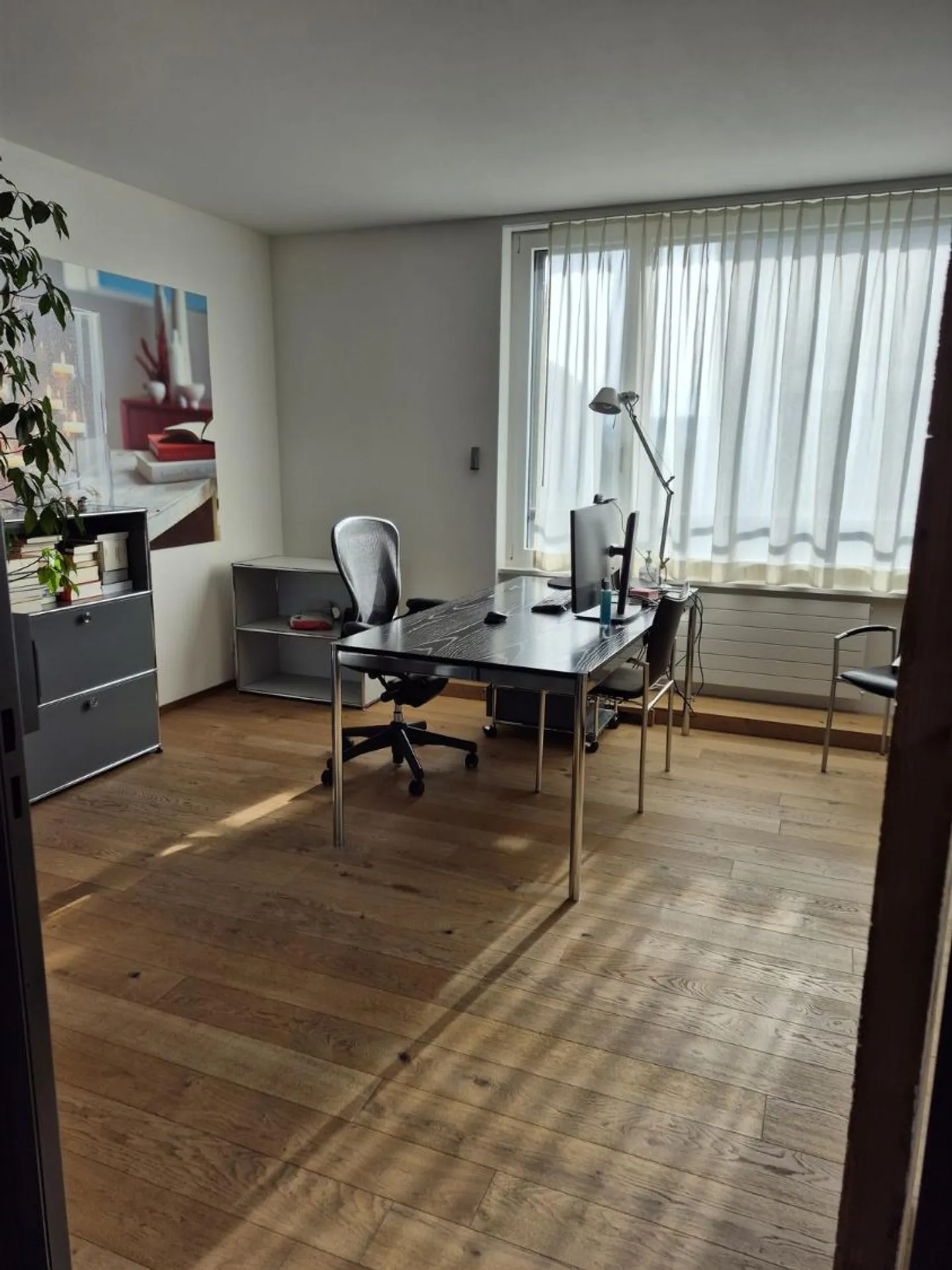 Exclusive office space with high-quality furnishings in a preferred location - Photo 2 of 11