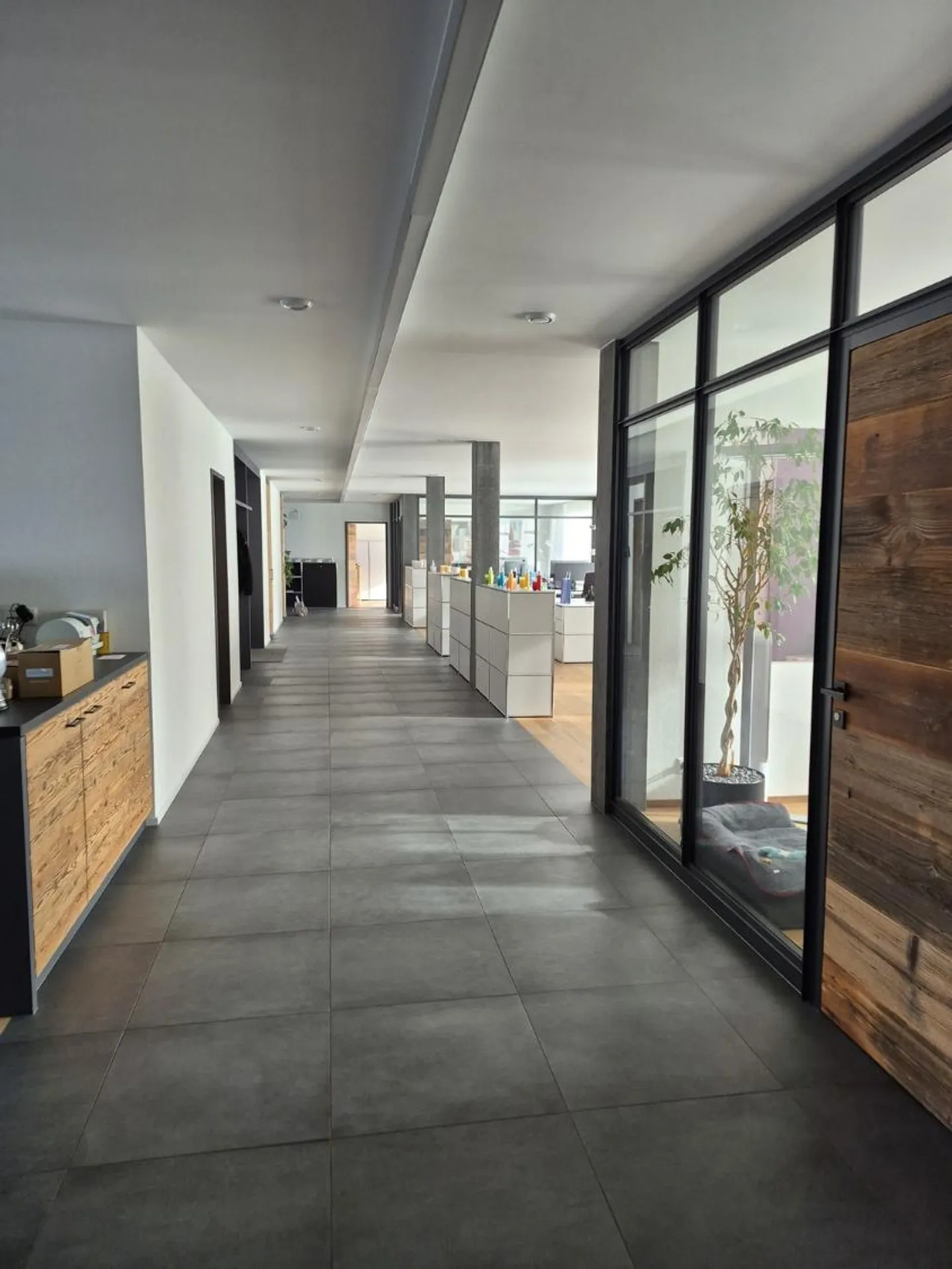 Exclusive office space with high-quality furnishings in a preferred location - Photo 9 of 11