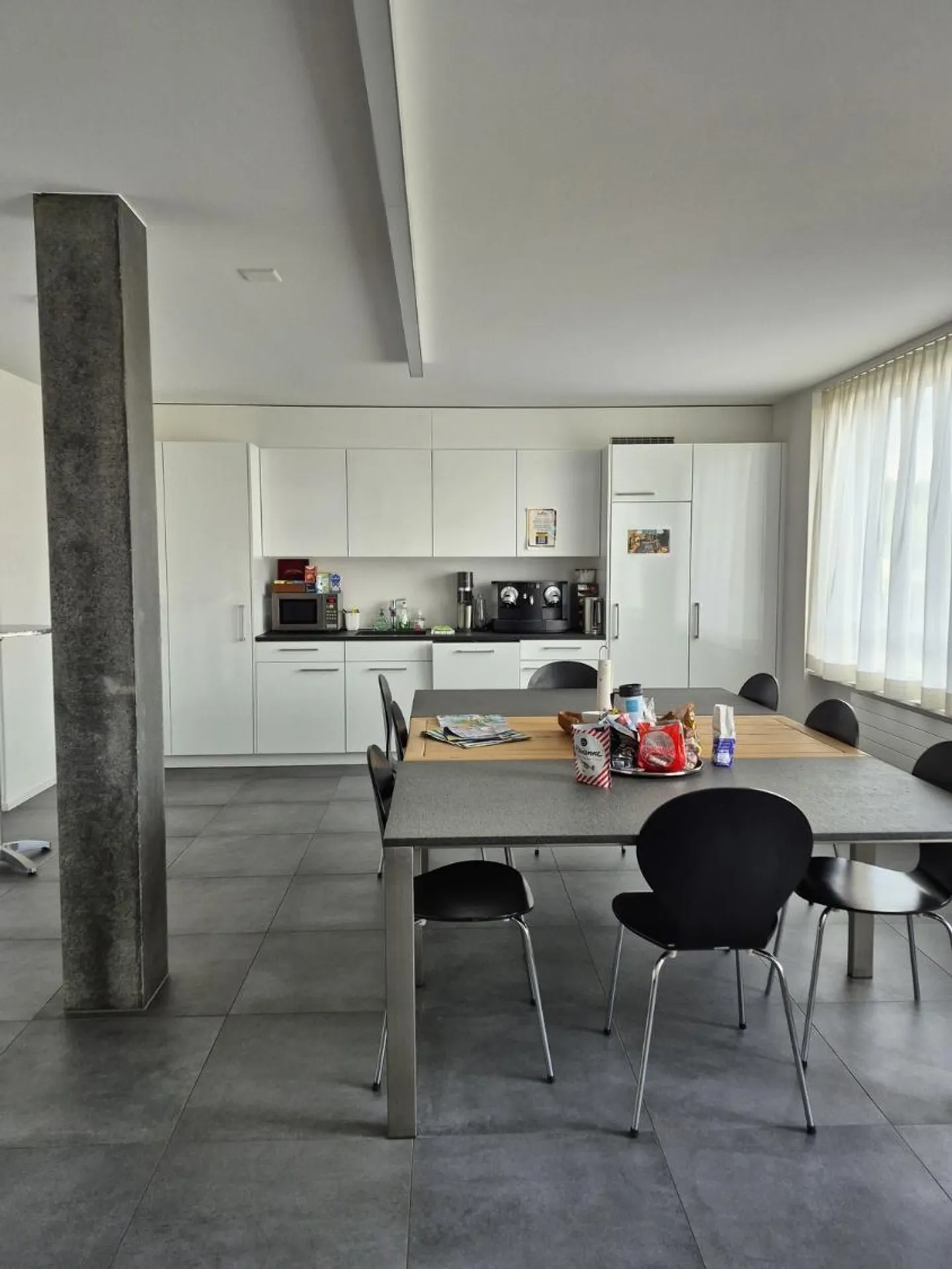 Exclusive office space with high-quality furnishings in a preferred location - Photo 10 of 11