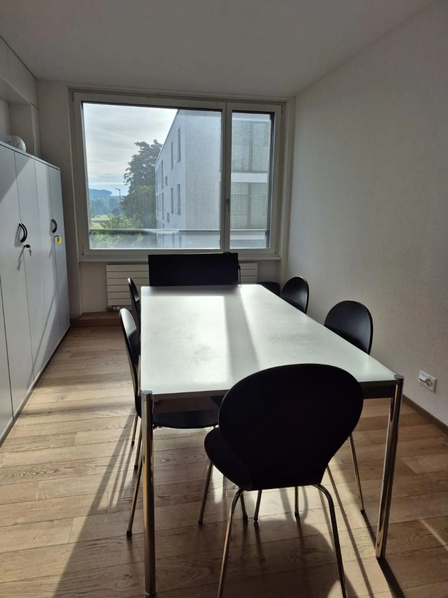 Exclusive office space with high-quality furnishings in a preferred location - Photo 3 of 11