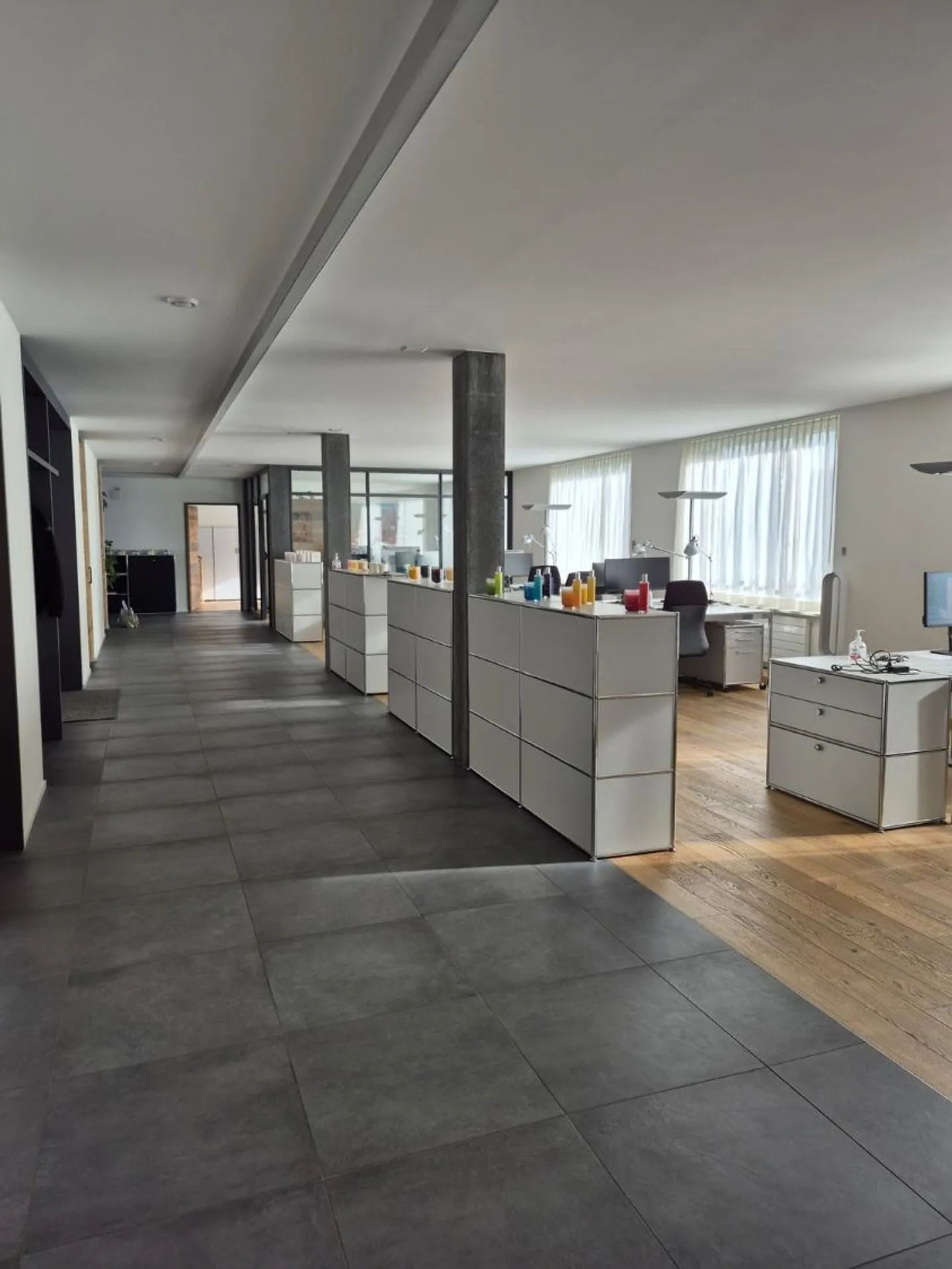 Exclusive office space with high-quality furnishings in a preferred location - Photo 4 of 11