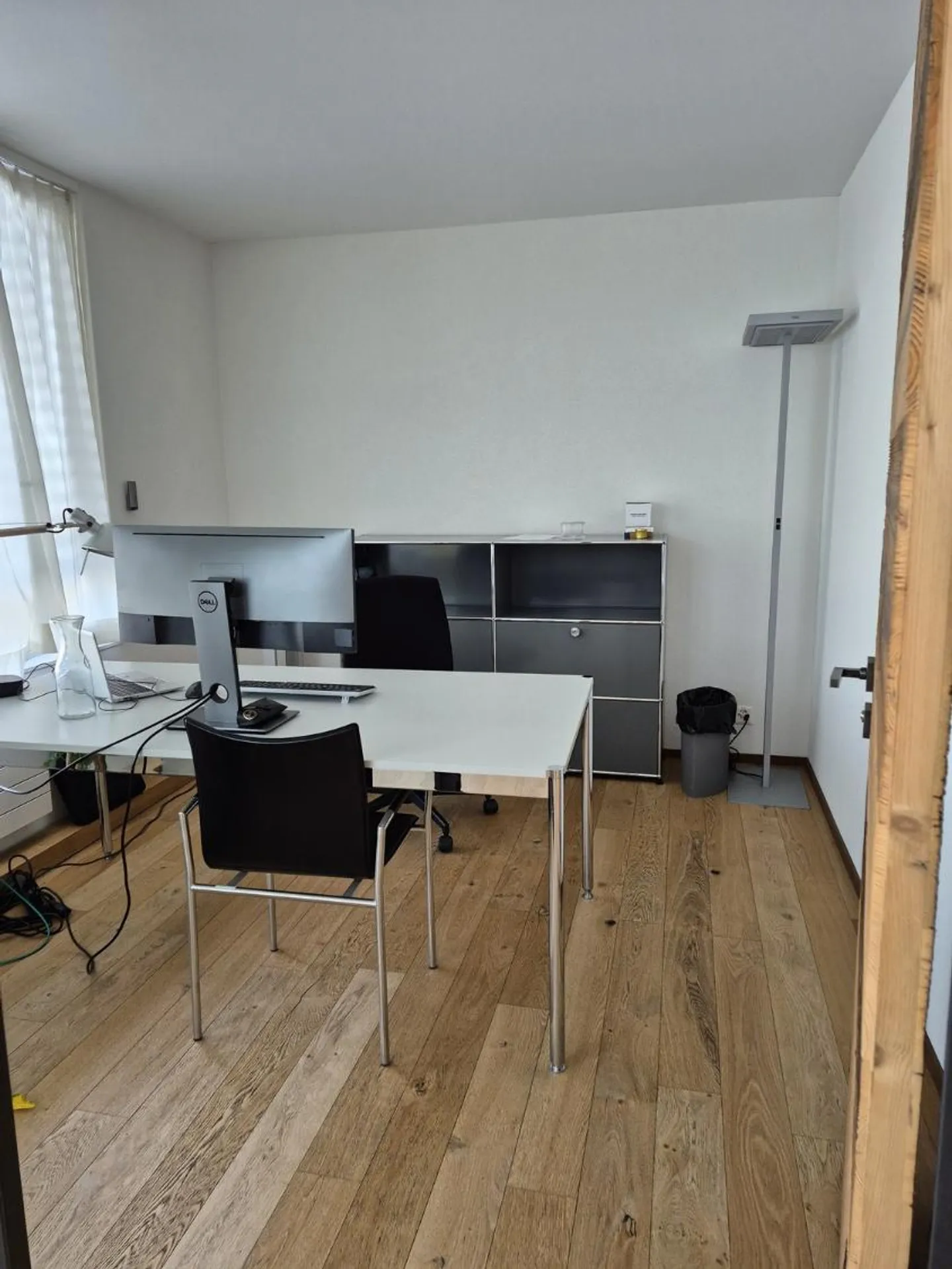Exclusive office space with high-quality furnishings in a preferred location - Photo 5 of 11