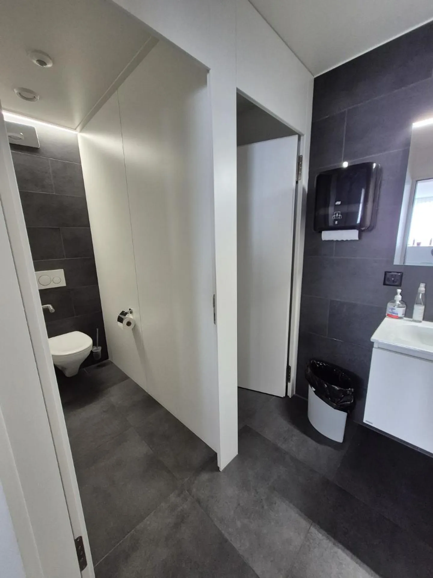 Exclusive office space with high-quality furnishings in a preferred location - Photo 6 of 11