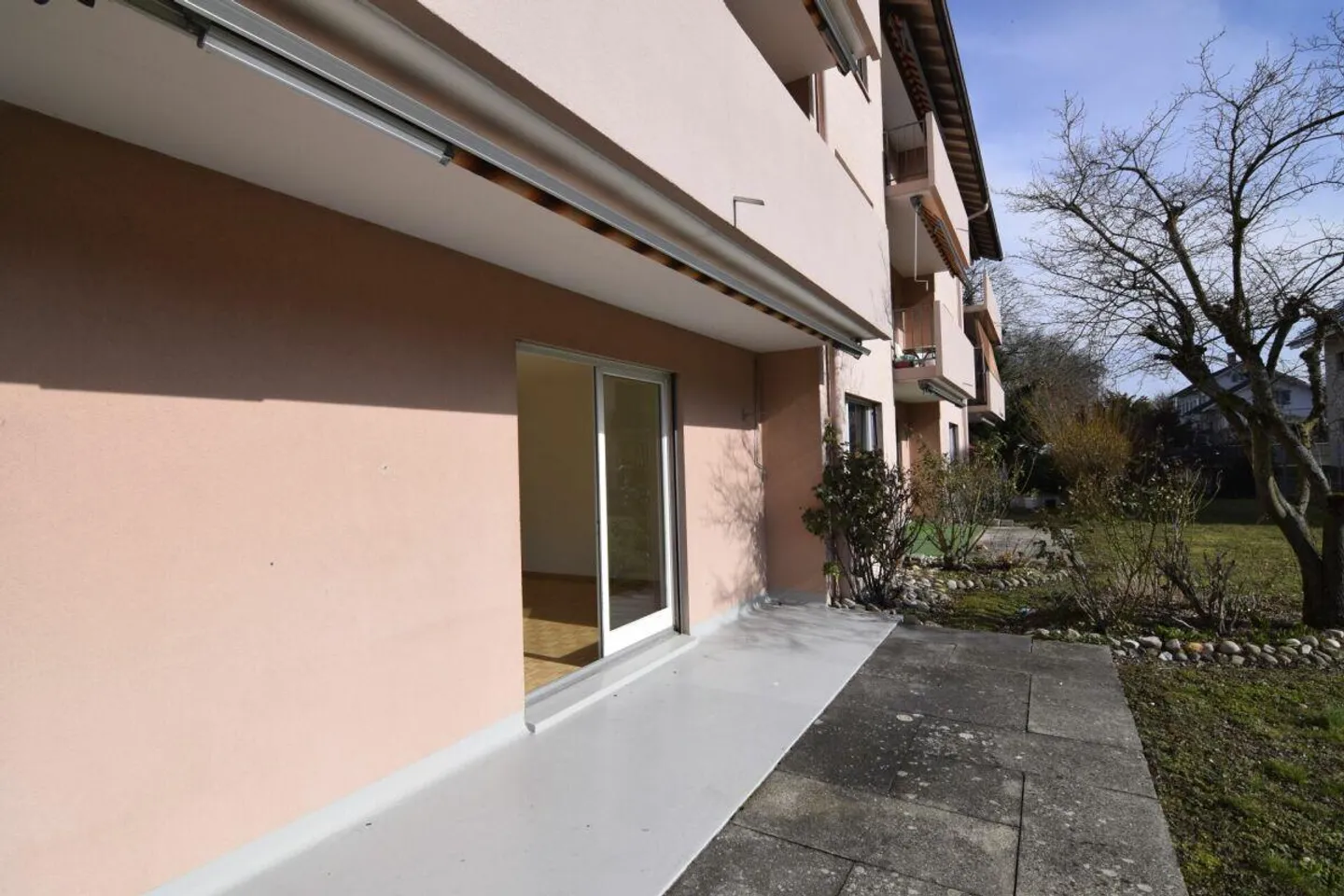 Appartement attrayant de 3 pièces avec patio au rez-de-chaussée - Photo 1 sur 7