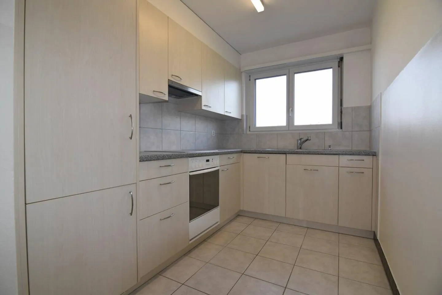 Appartement attrayant de 3 pièces avec patio au rez-de-chaussée - Photo 2 sur 7