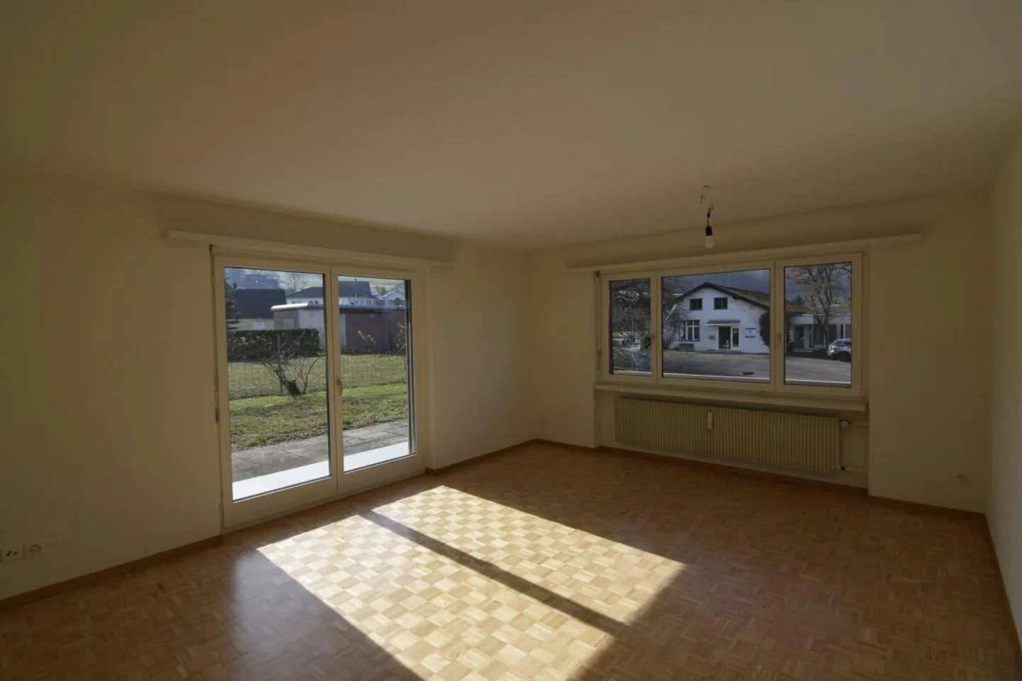 Appartement attrayant de 3 pièces avec patio au rez-de-chaussée - Photo 3 sur 7