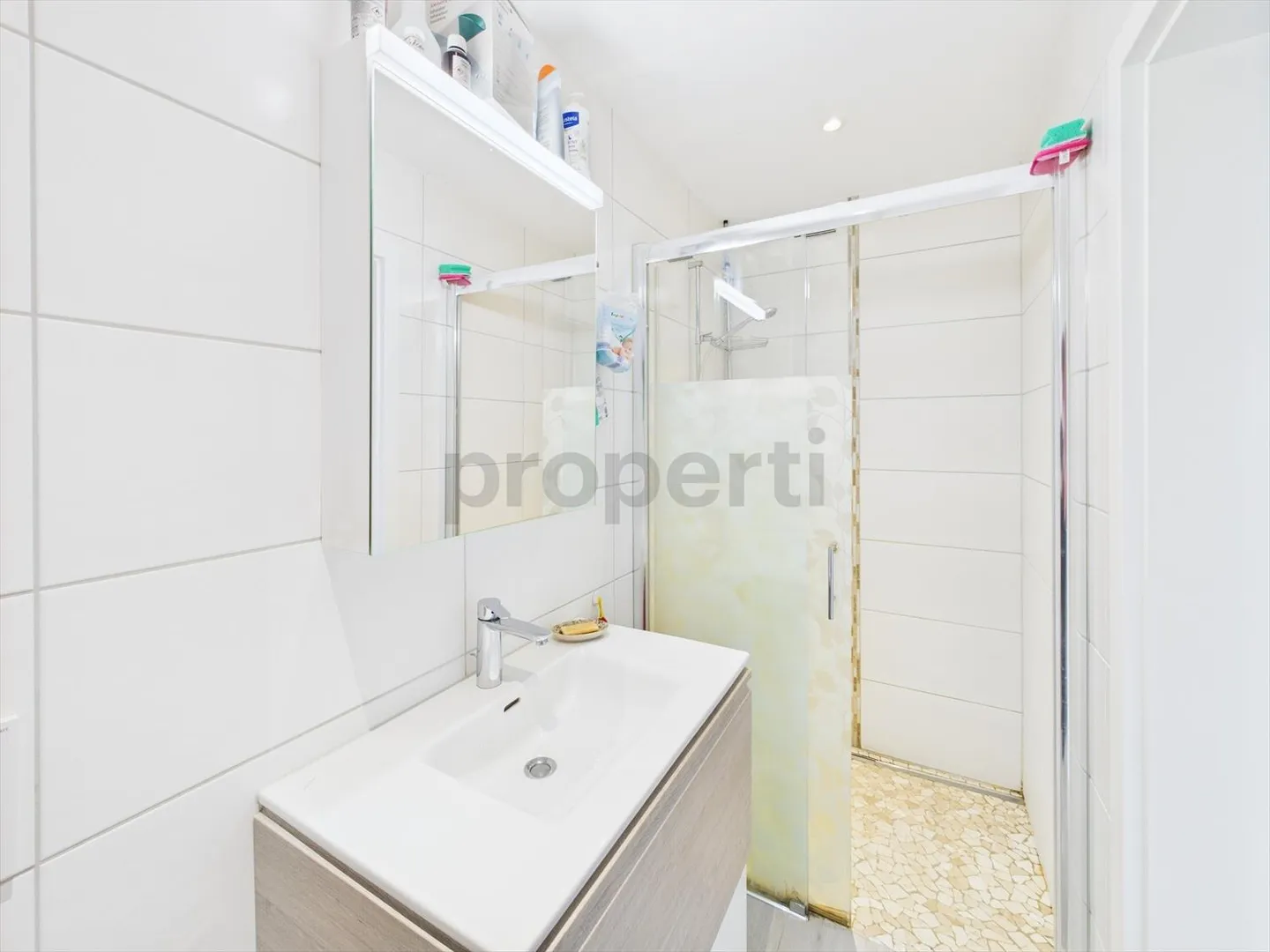 Spazioso appartamento moderno di 4,5 locali con balcone a Vallon FR - Foto 7 di 12