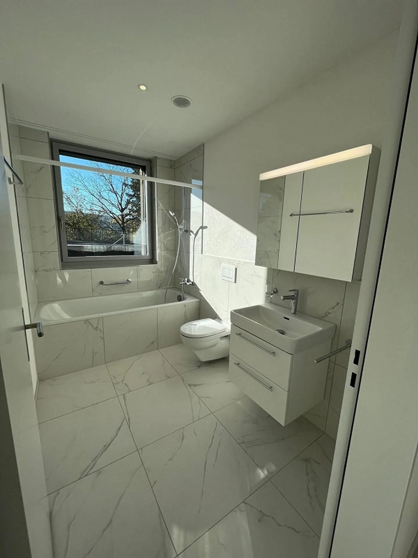 grosszügige 3.5 Zimmer-Garten-Wohnung mit privaten Gartenanteil - Foto 3 von 9