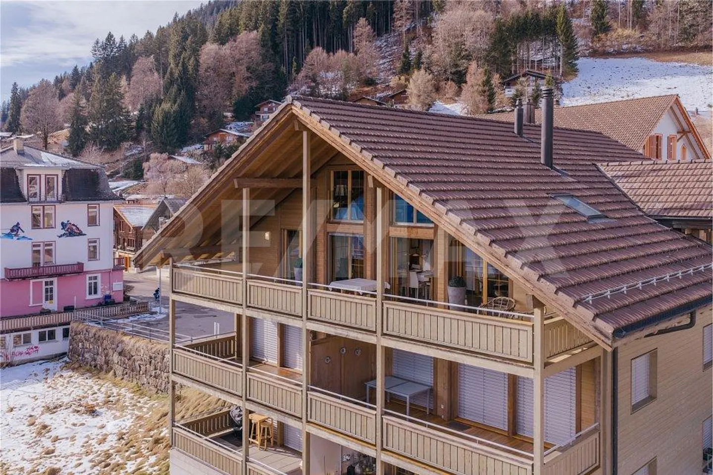 A prime location with plenty of privacy. High-quality penthouse duplex with a panorama of lake and mountains - Photo 3 of 13