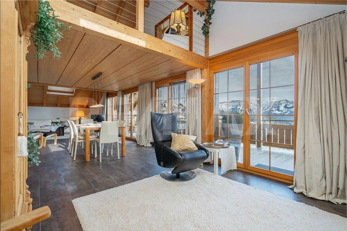 A prime location with plenty of privacy. High-quality penthouse duplex with a panorama of lake and mountains - Photo 4 of 13