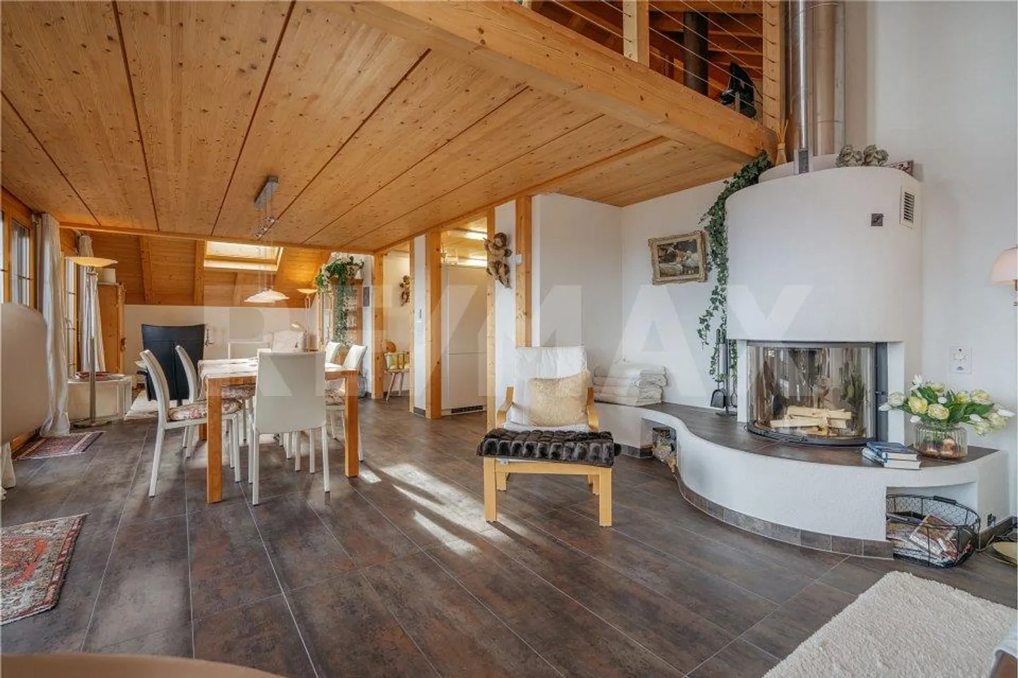 A prime location with plenty of privacy. High-quality penthouse duplex with a panorama of lake and mountains - Photo 5 of 13