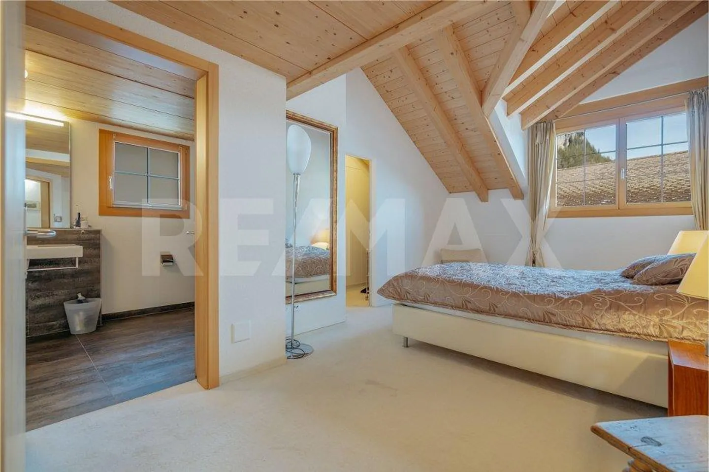 A prime location with plenty of privacy. High-quality penthouse duplex with a panorama of lake and mountains - Photo 6 of 13