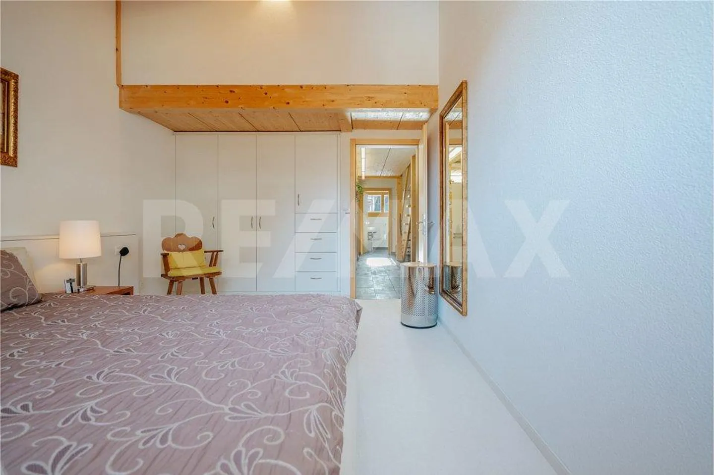 A prime location with plenty of privacy. High-quality penthouse duplex with a panorama of lake and mountains - Photo 7 of 13