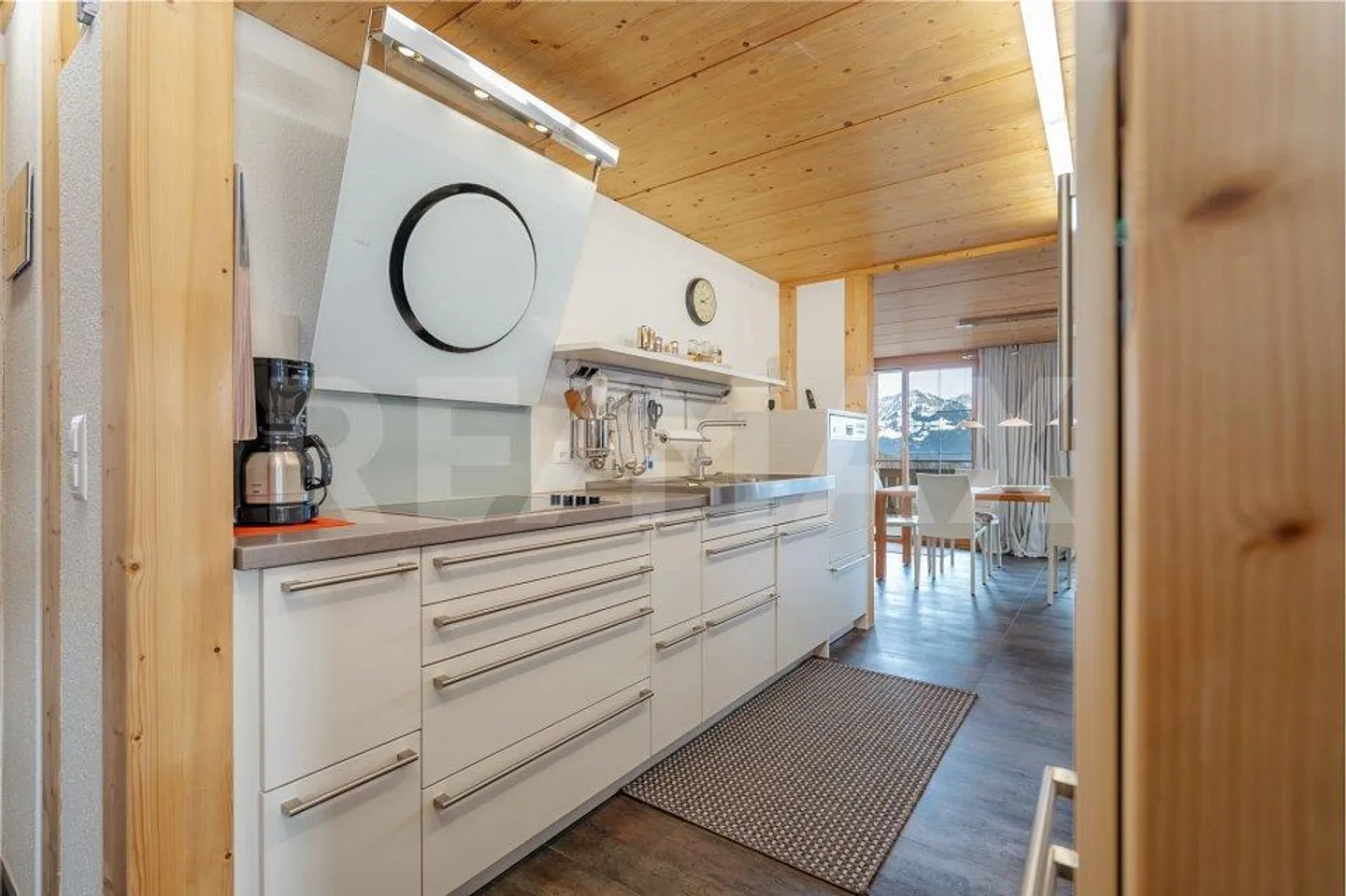 A prime location with plenty of privacy. High-quality penthouse duplex with a panorama of lake and mountains - Photo 8 of 13