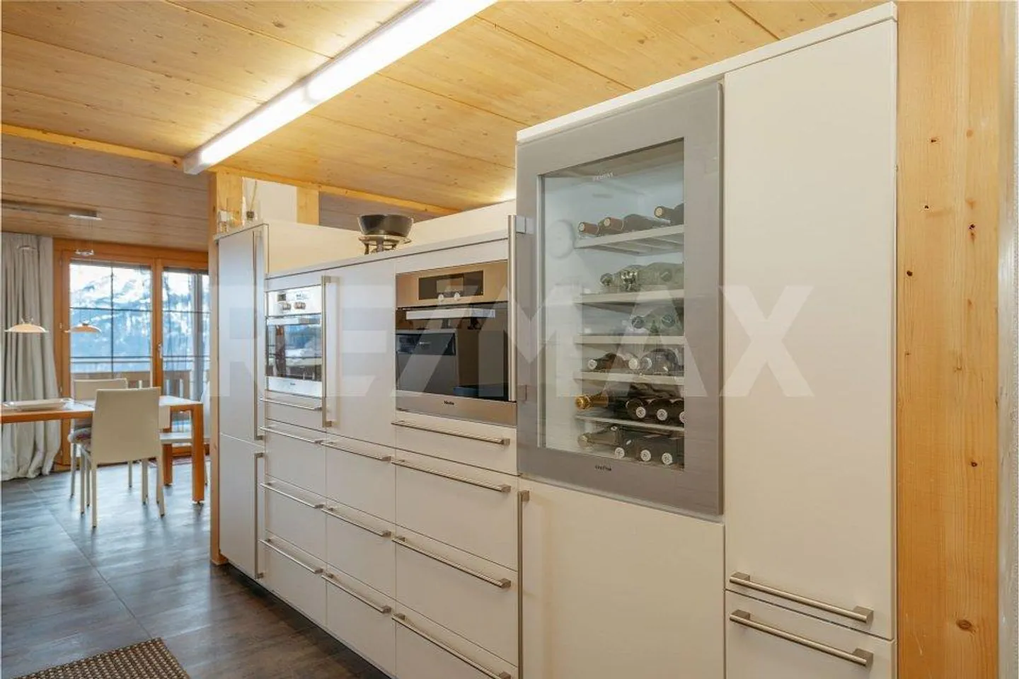 A prime location with plenty of privacy. High-quality penthouse duplex with a panorama of lake and mountains - Photo 9 of 13