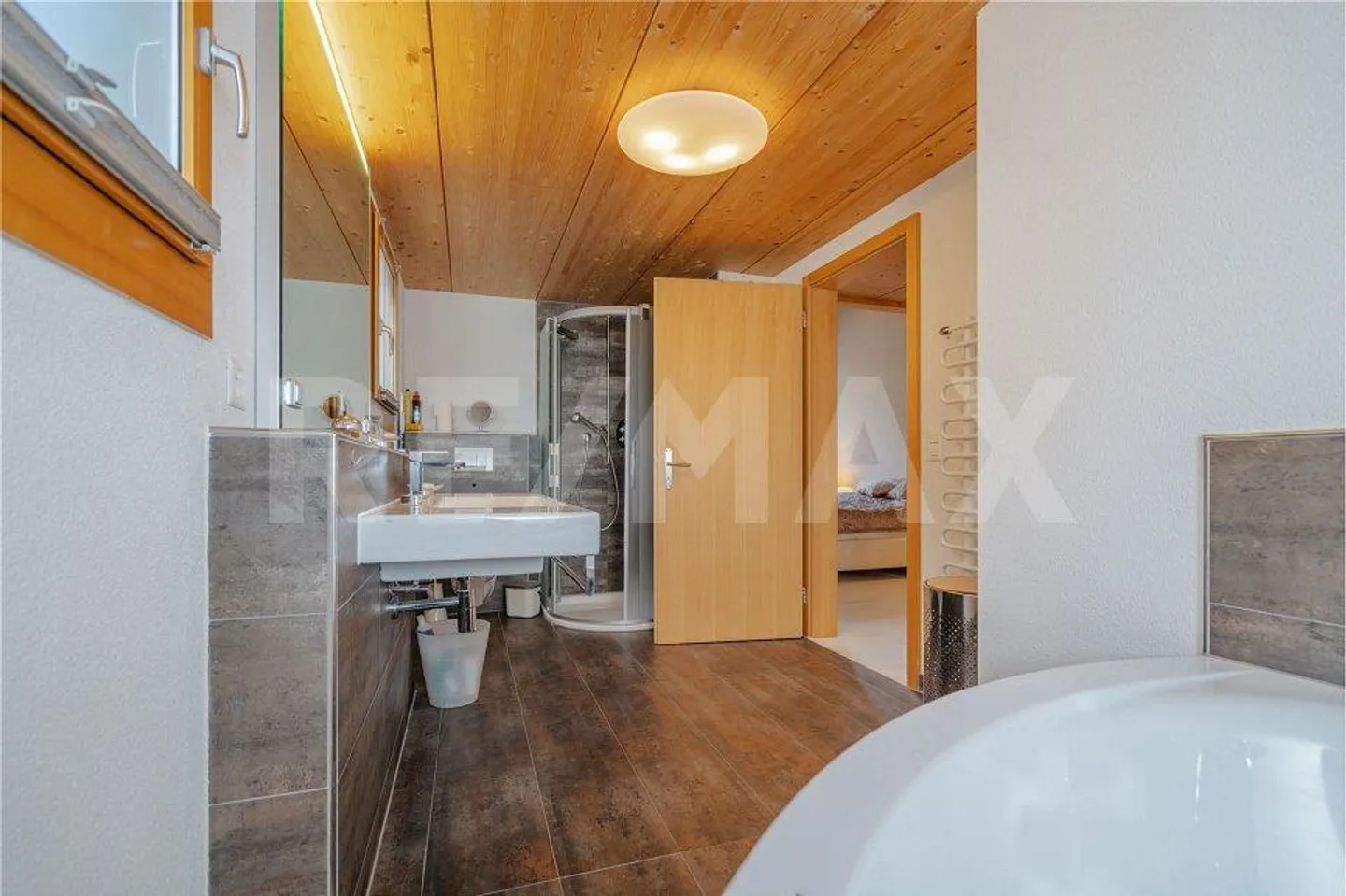 A prime location with plenty of privacy. High-quality penthouse duplex with a panorama of lake and mountains - Photo 10 of 13