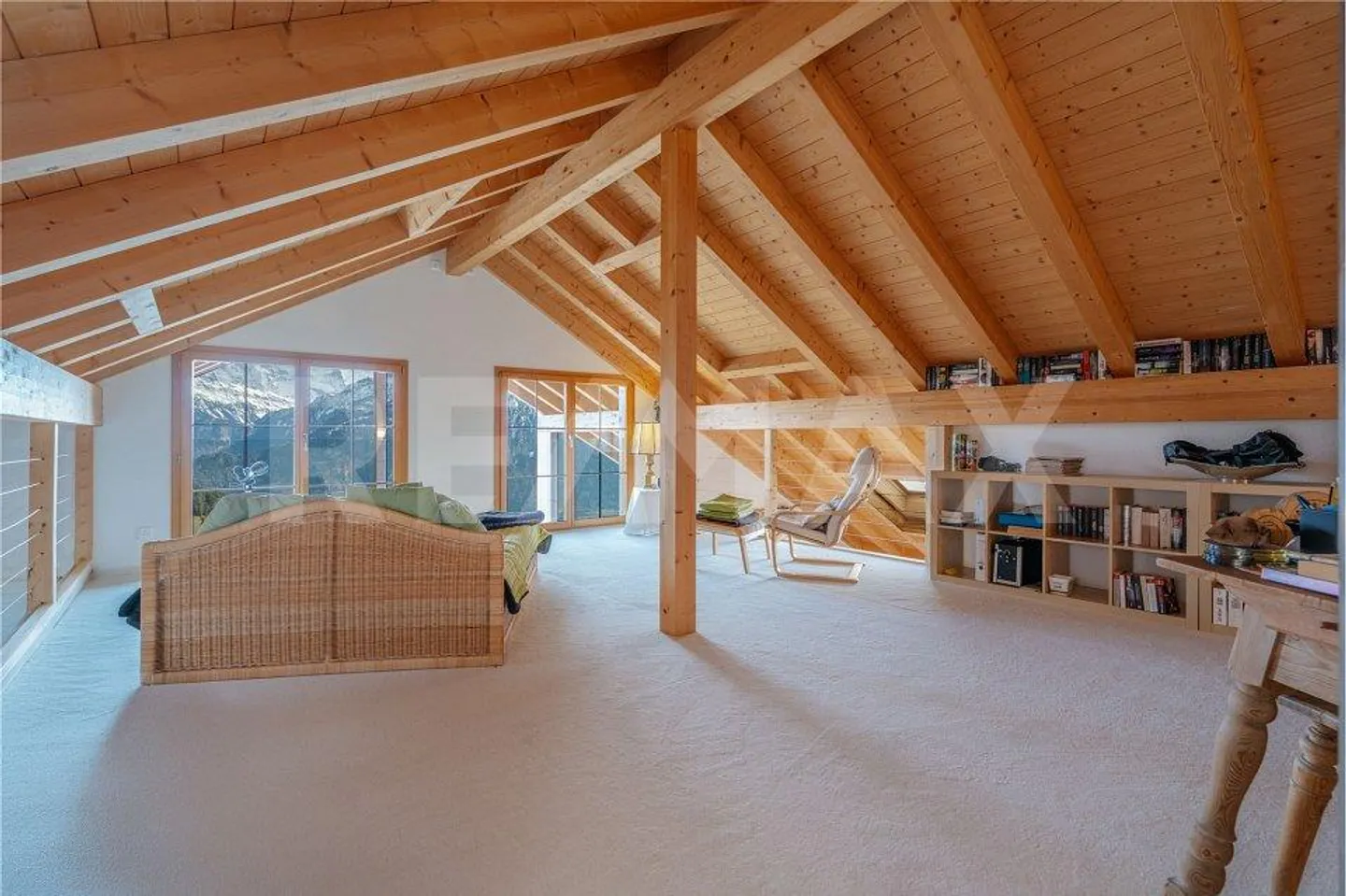 A prime location with plenty of privacy. High-quality penthouse duplex with a panorama of lake and mountains - Photo 11 of 13