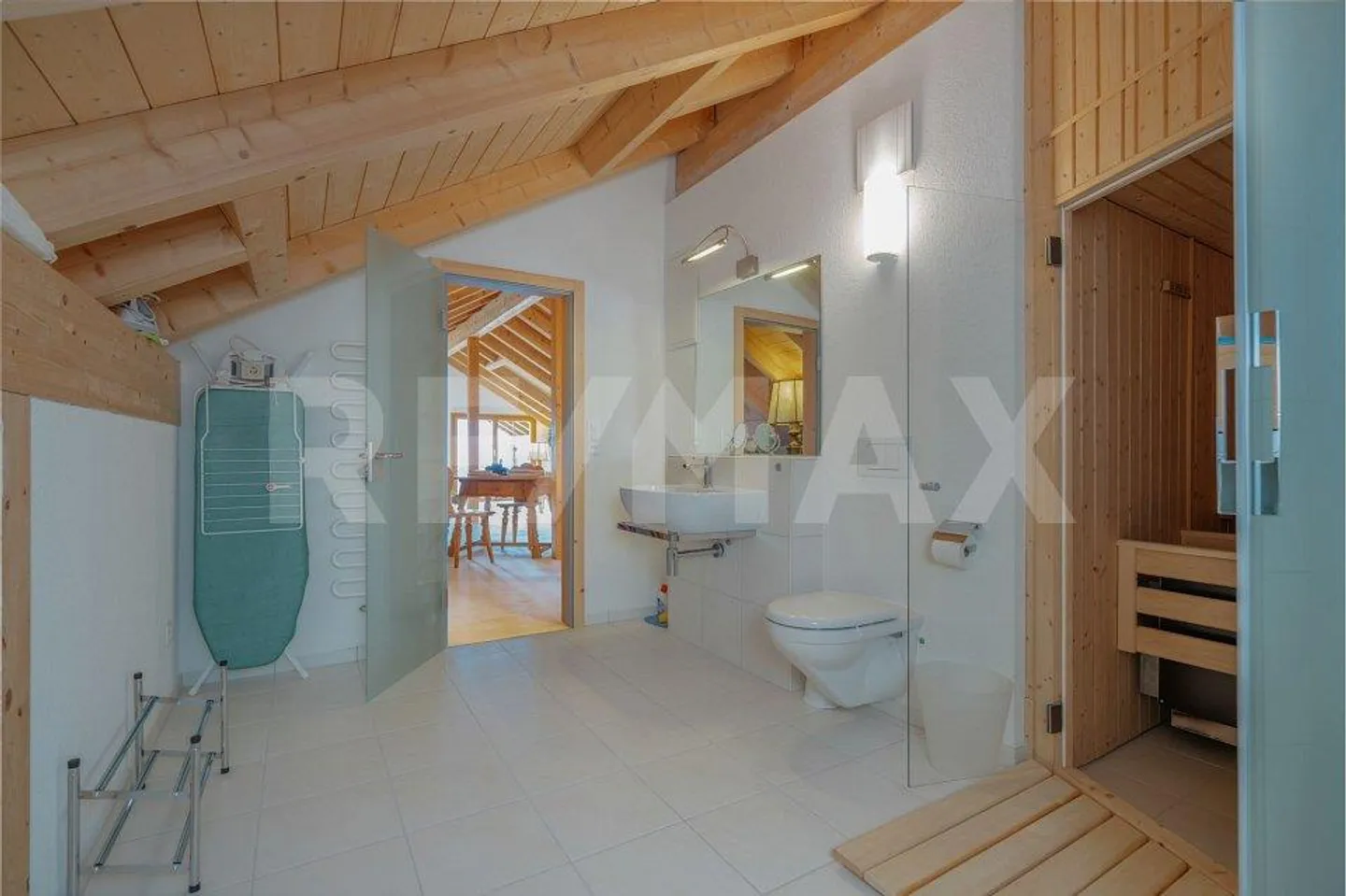 A prime location with plenty of privacy. High-quality penthouse duplex with a panorama of lake and mountains - Photo 12 of 13