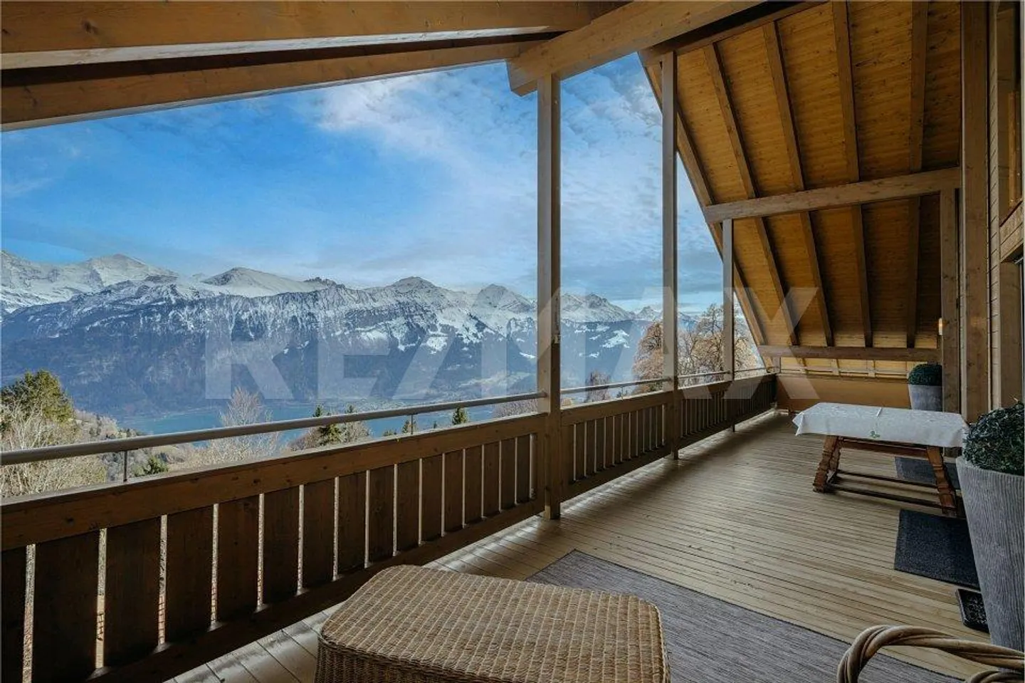 A prime location with plenty of privacy. High-quality penthouse duplex with a panorama of lake and mountains - Photo 13 of 13