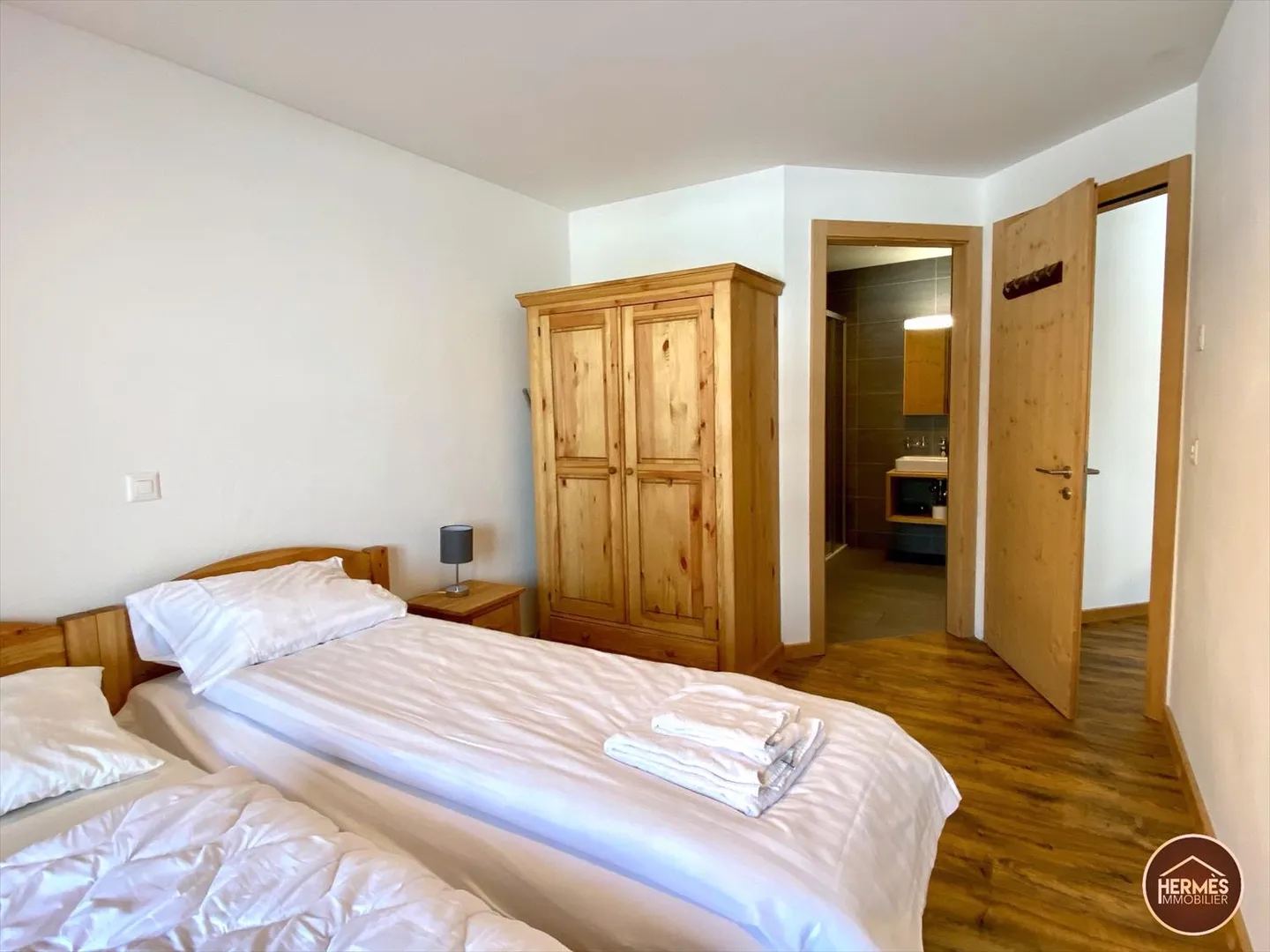 Stunning Ski-in & Ski-out Apartment on the Slopes of Veysonnaz - Photo 11 of 13