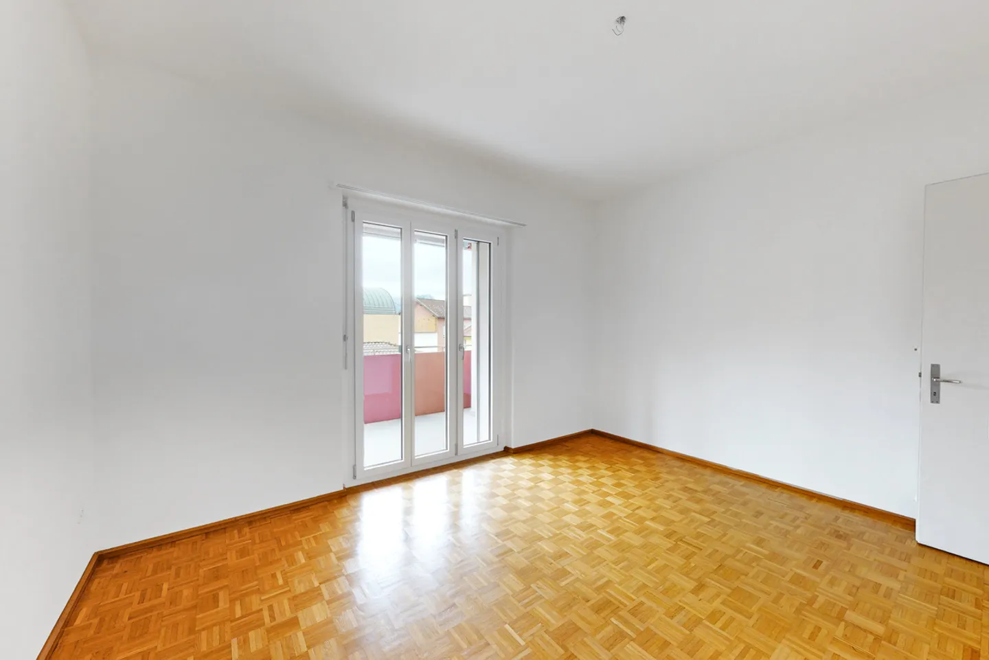 Elegant, bright and renovated apartment with castle view - Photo 3 of 6