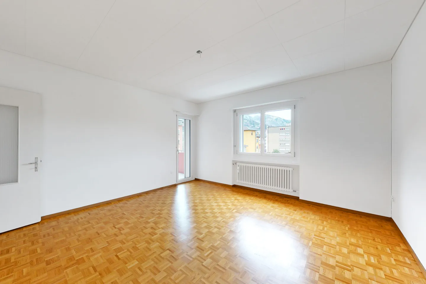 Elegant, bright and renovated apartment with castle view - Photo 4 of 6