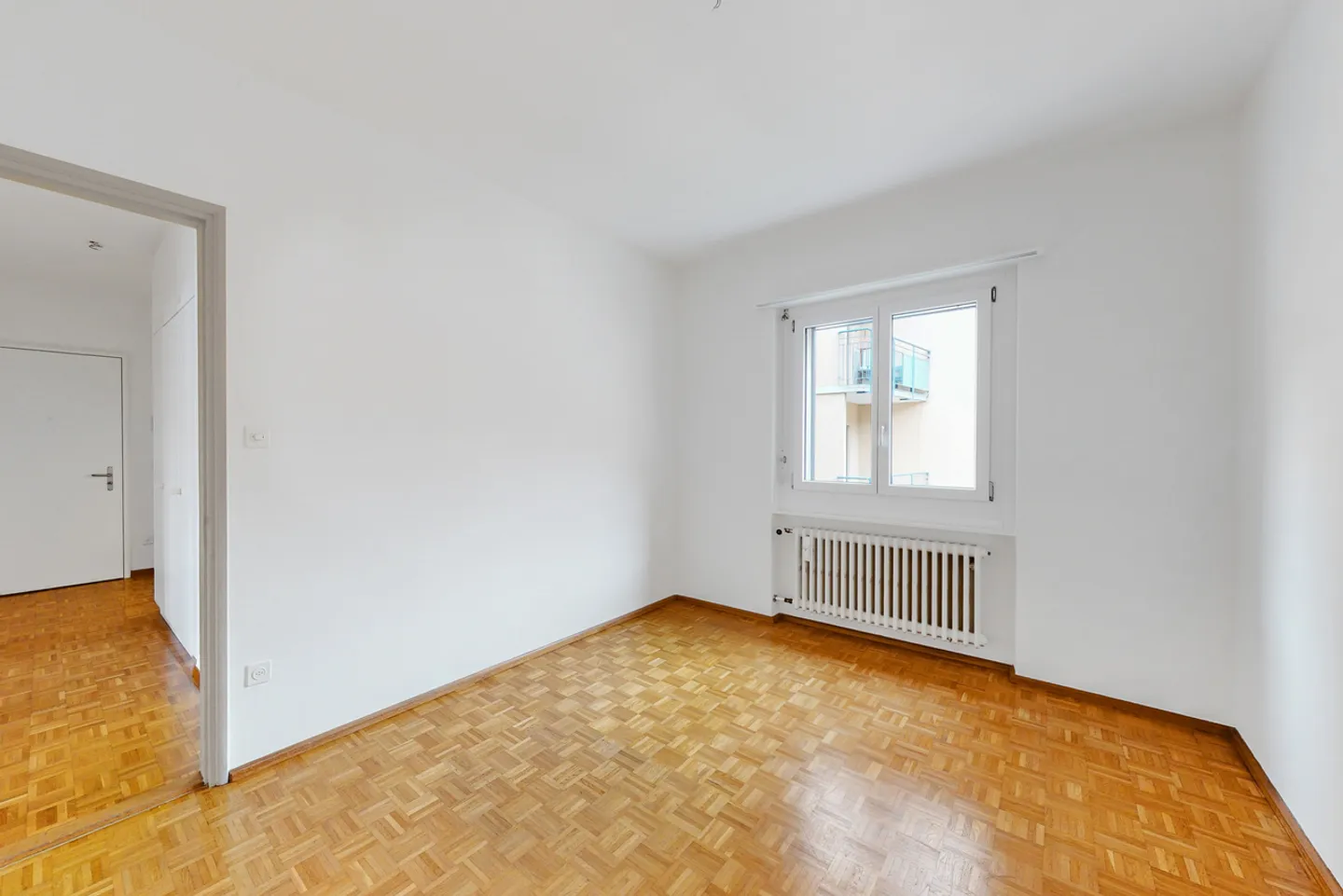 Elegant, bright and renovated apartment with castle view - Photo 5 of 6