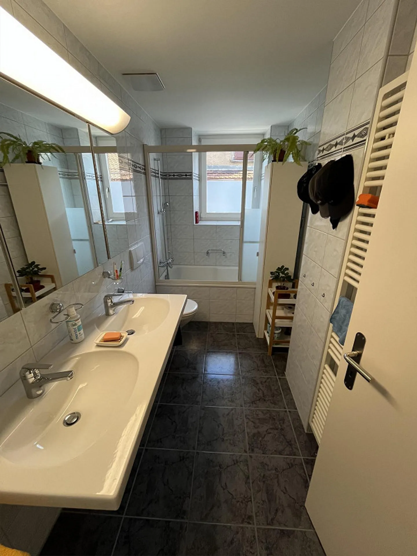 Very sunny, bright and central 3.5 room apartment from 01.03.2026 - Photo 6 of 13