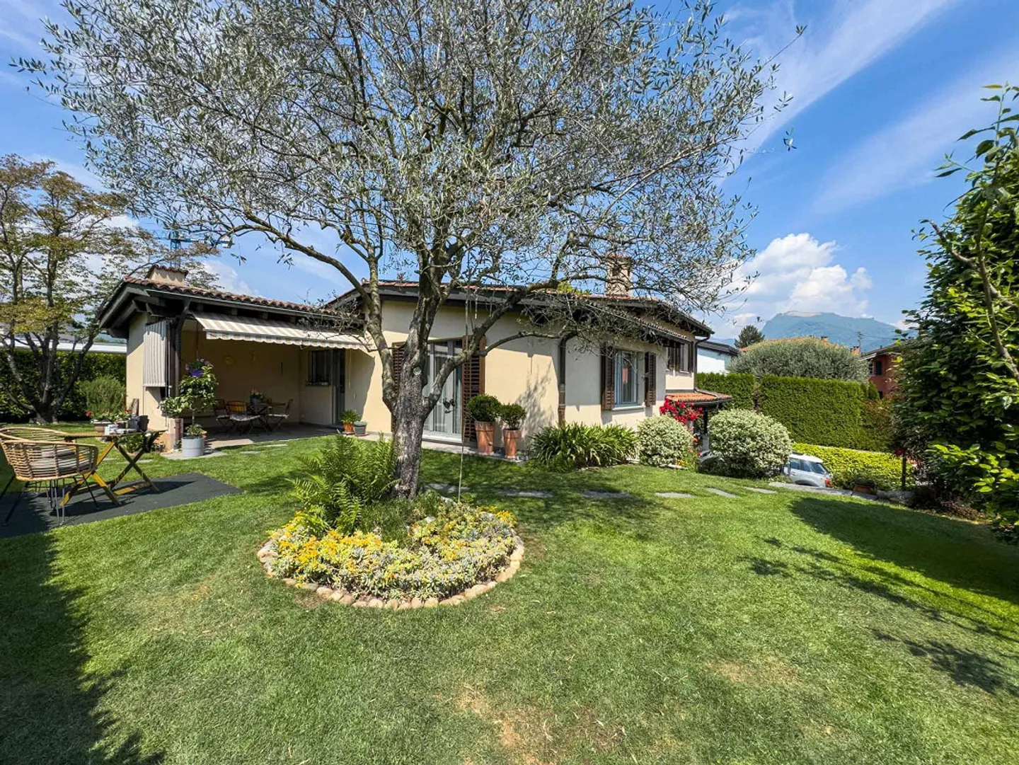 Elegantes Haus mit Garten in Collina d’Oro - Foto 11 von 16
