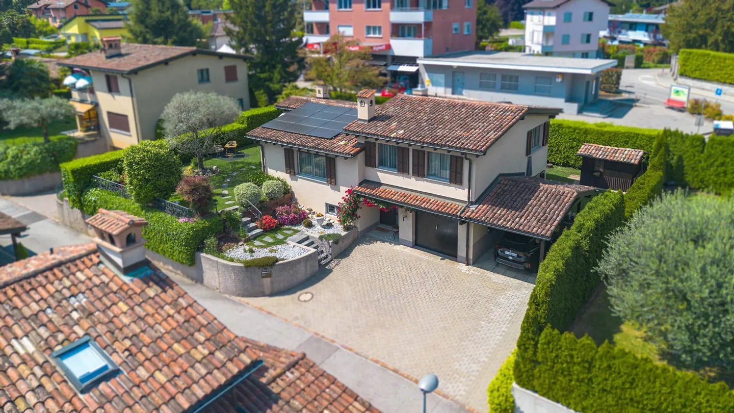 Elegantes Haus mit Garten in Collina d’Oro - Foto 14 von 16