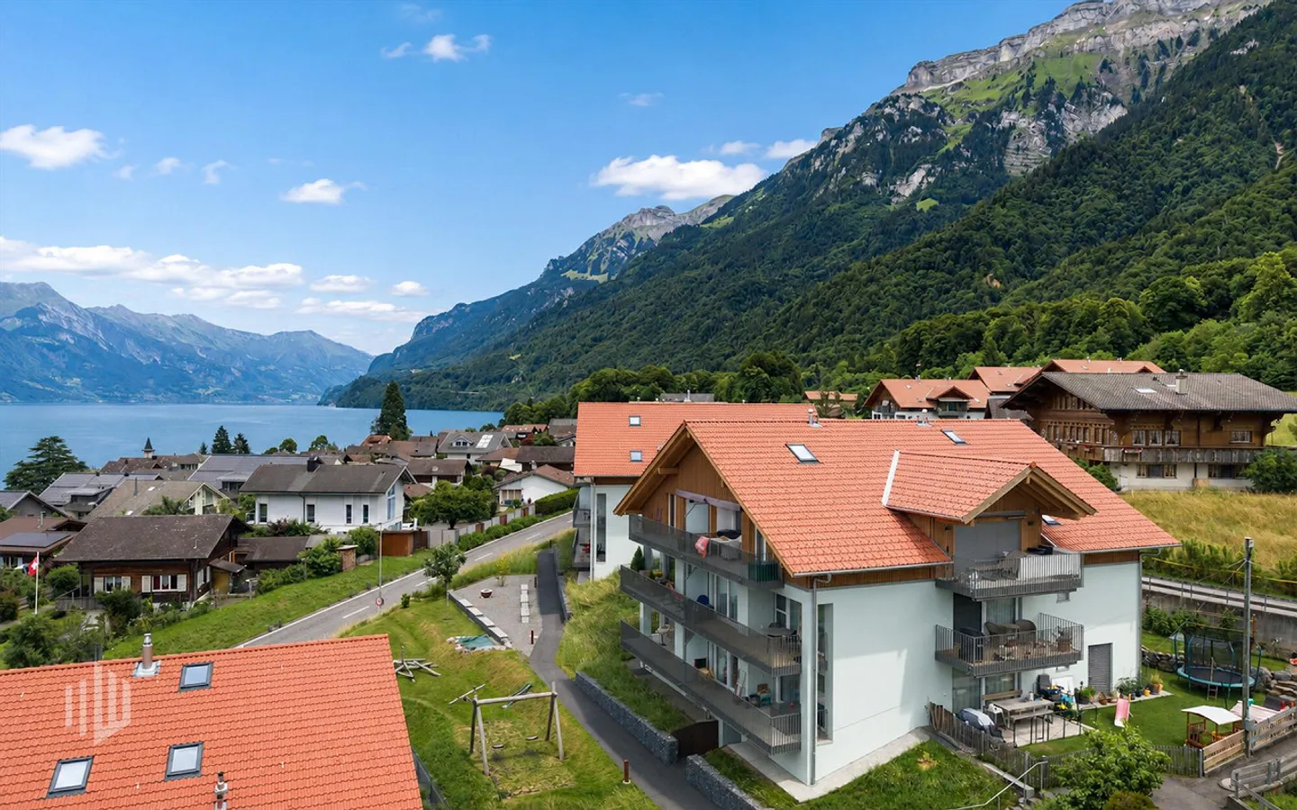 ImmoWyss - Appartement moderne sous les combles avec vue sur le lac et les montagnes à Bönigen - Photo 1 sur 8