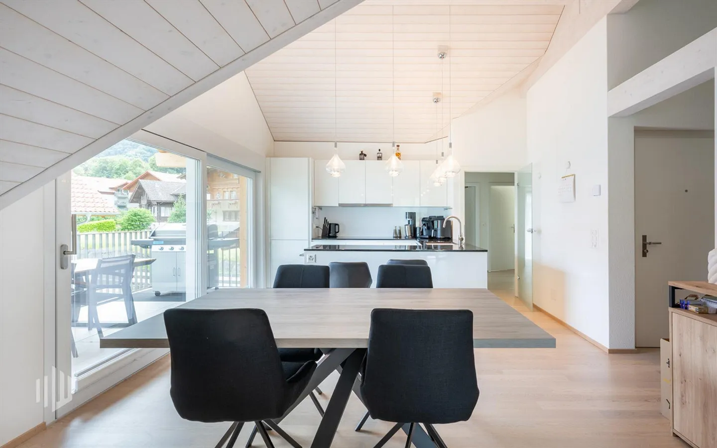 ImmoWyss - Appartement moderne sous les combles avec vue sur le lac et les montagnes à Bönigen - Photo 2 sur 8
