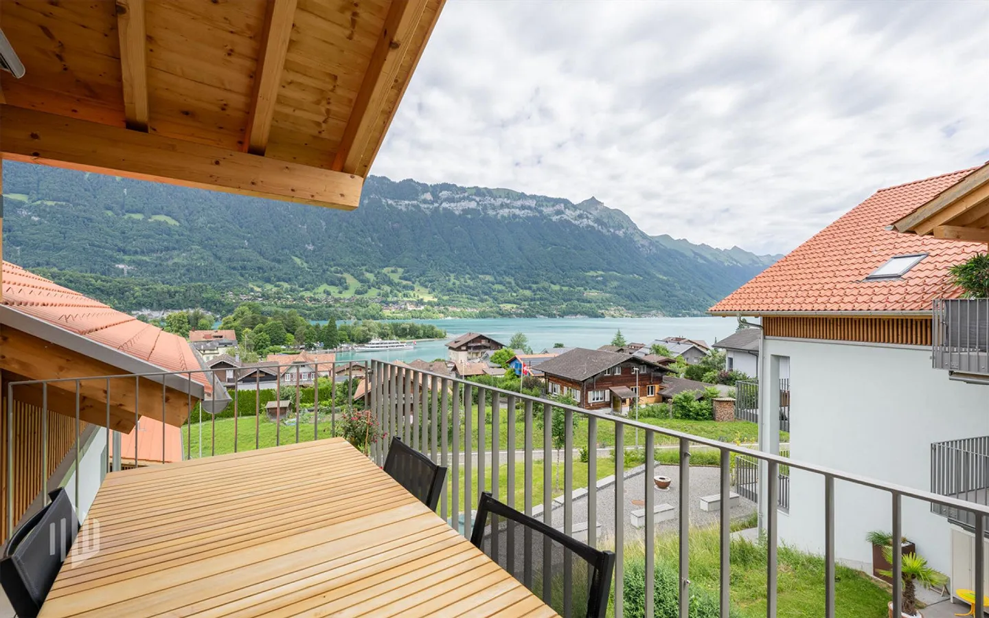 ImmoWyss - Appartement moderne sous les combles avec vue sur le lac et les montagnes à Bönigen - Photo 3 sur 8