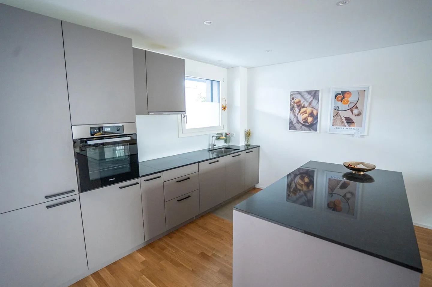 Appartement moderne de 3,5 pièces dans un emplacement de choix au Lokwerk - Photo 3 sur 9