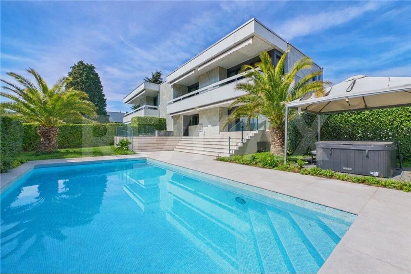 Prestigeträchtige Designvilla mit Pool und privatem Garten - Foto 1 von 13