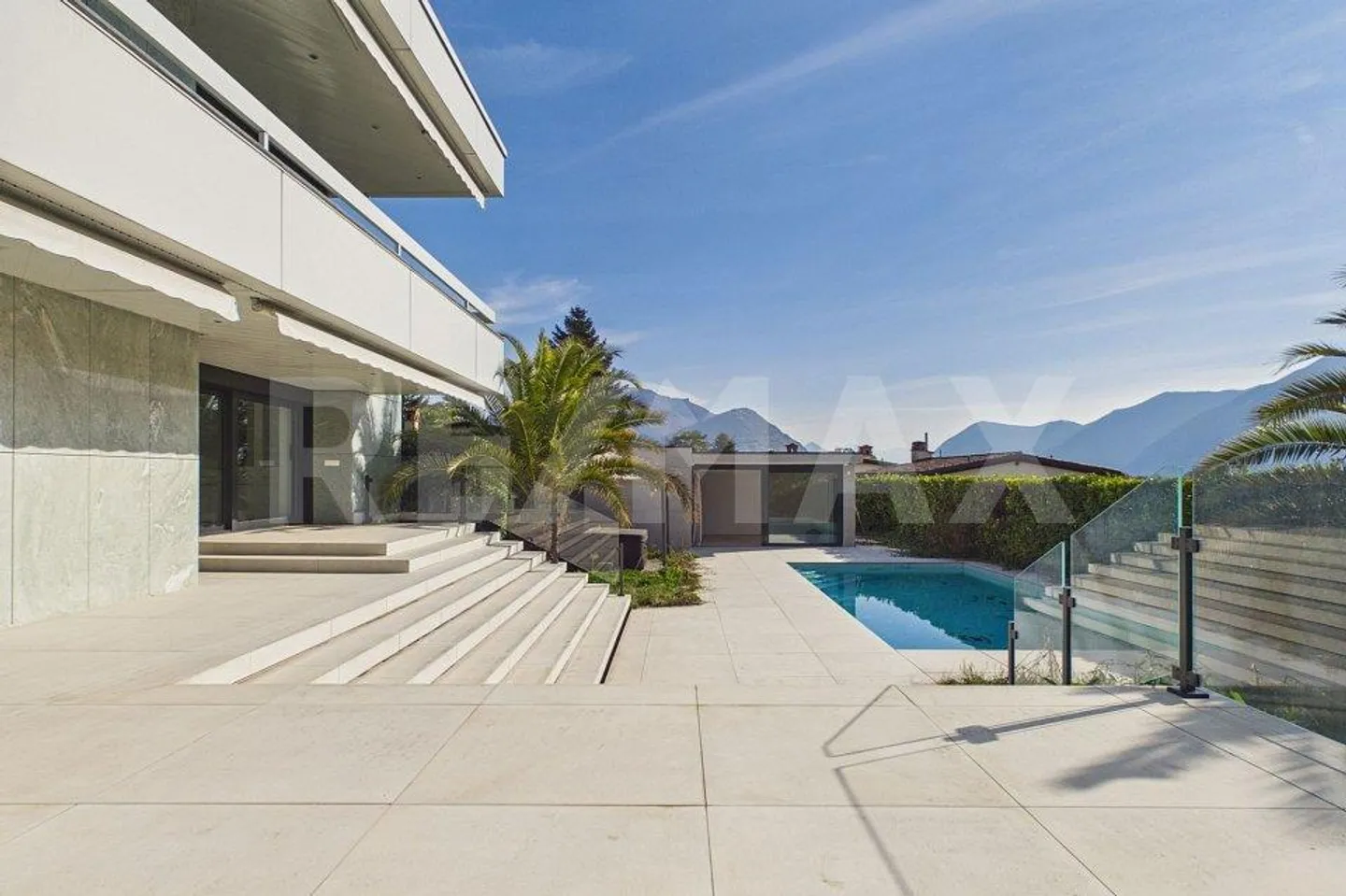 Prestigeträchtige Designvilla mit Pool und privatem Garten - Foto 3 von 13