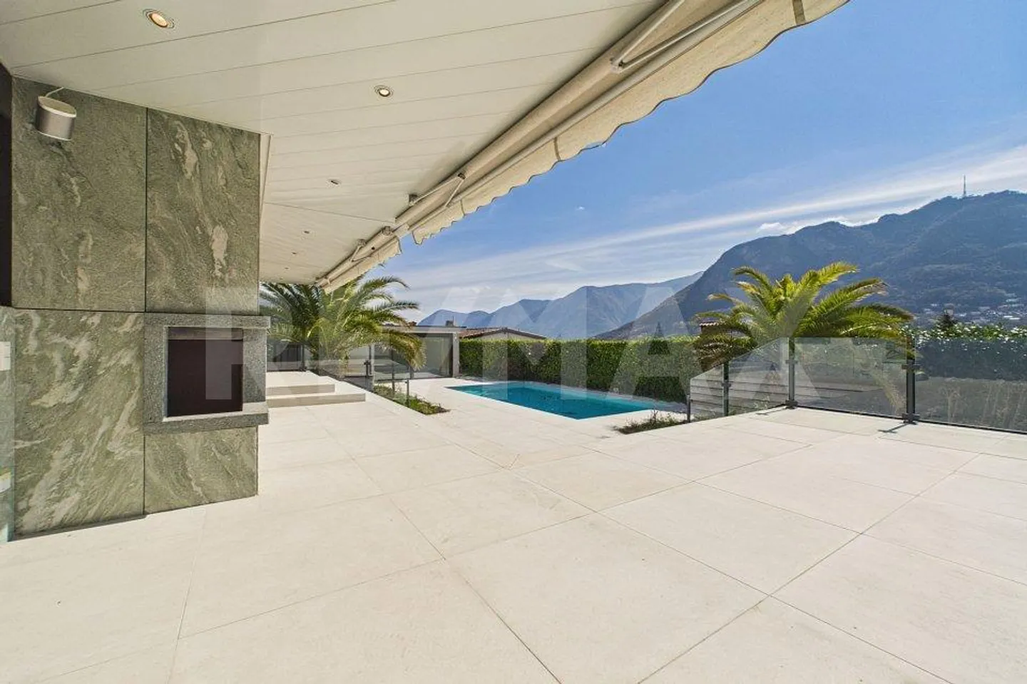 Prestigeträchtige Designvilla mit Pool und privatem Garten - Foto 4 von 13