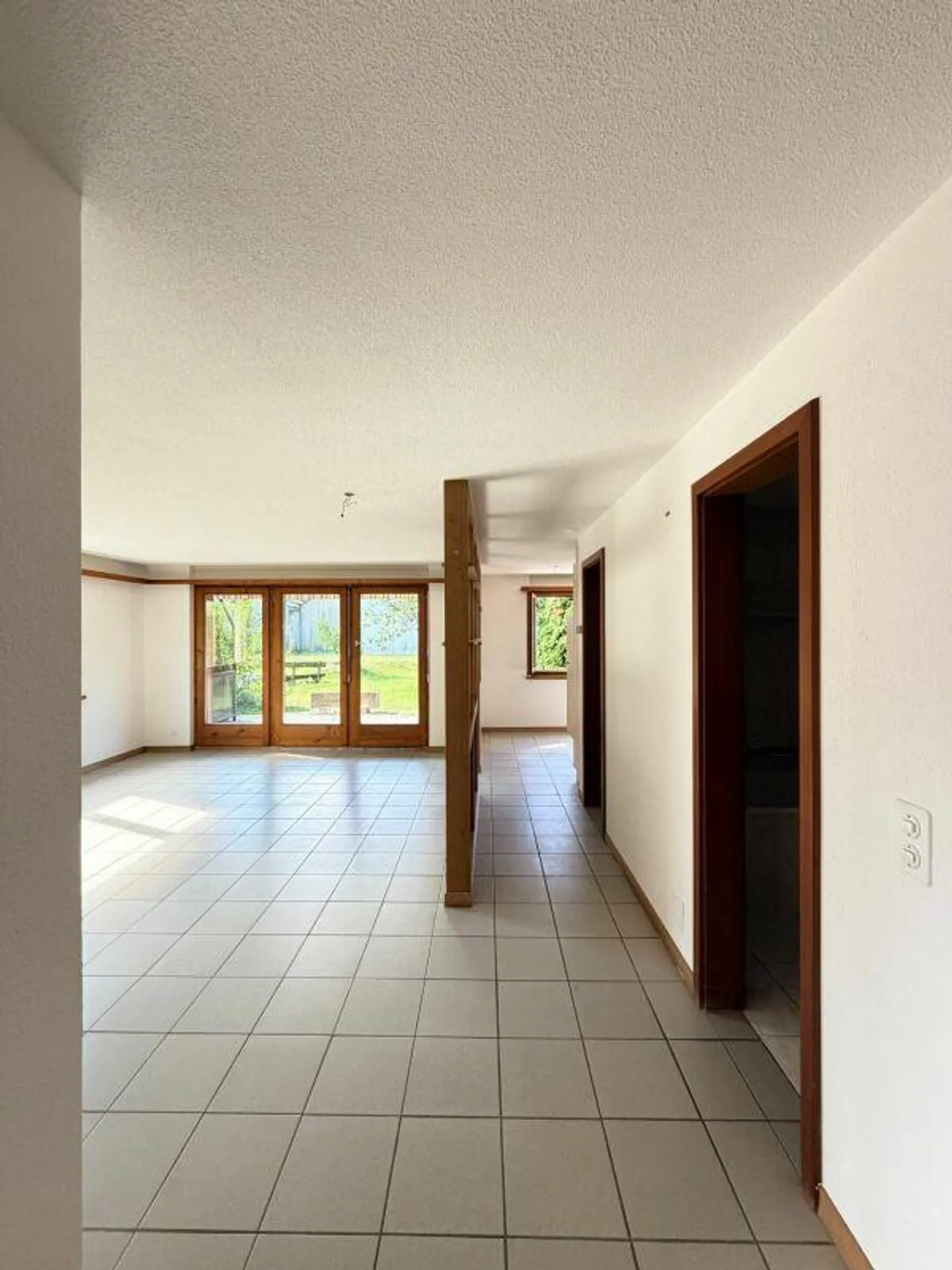 Solid 3.5-room apartment with beautiful balcony and underground parking space in Matten near Interlaken - Photo 3 of 19