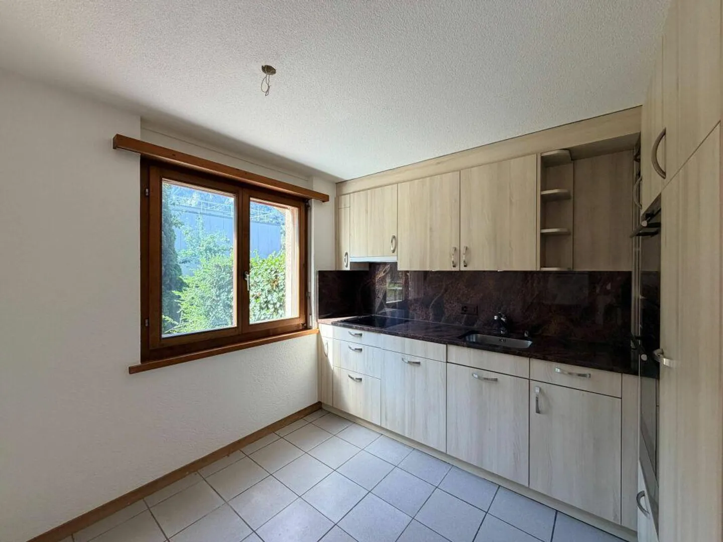 Solid 3.5-room apartment with beautiful balcony and underground parking space in Matten near Interlaken - Photo 8 of 19