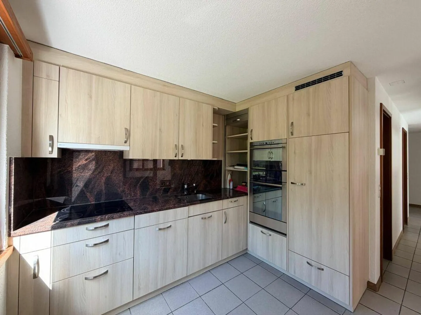 Solid 3.5-room apartment with beautiful balcony and underground parking space in Matten near Interlaken - Photo 9 of 19