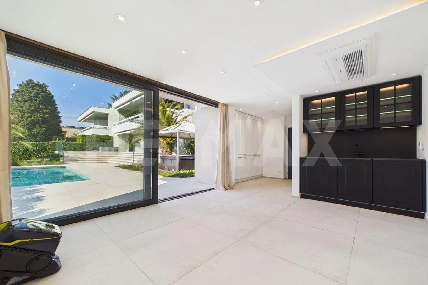 Prestigeträchtige Designvilla mit Pool und privatem Garten - Foto 5 von 13