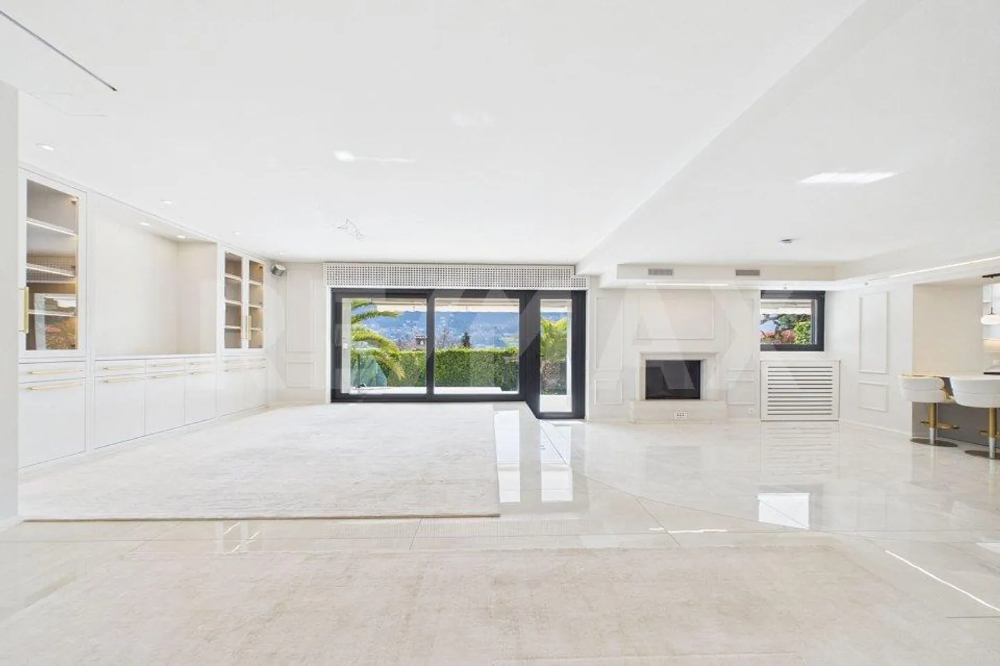 Prestigeträchtige Designvilla mit Pool und privatem Garten - Foto 6 von 13