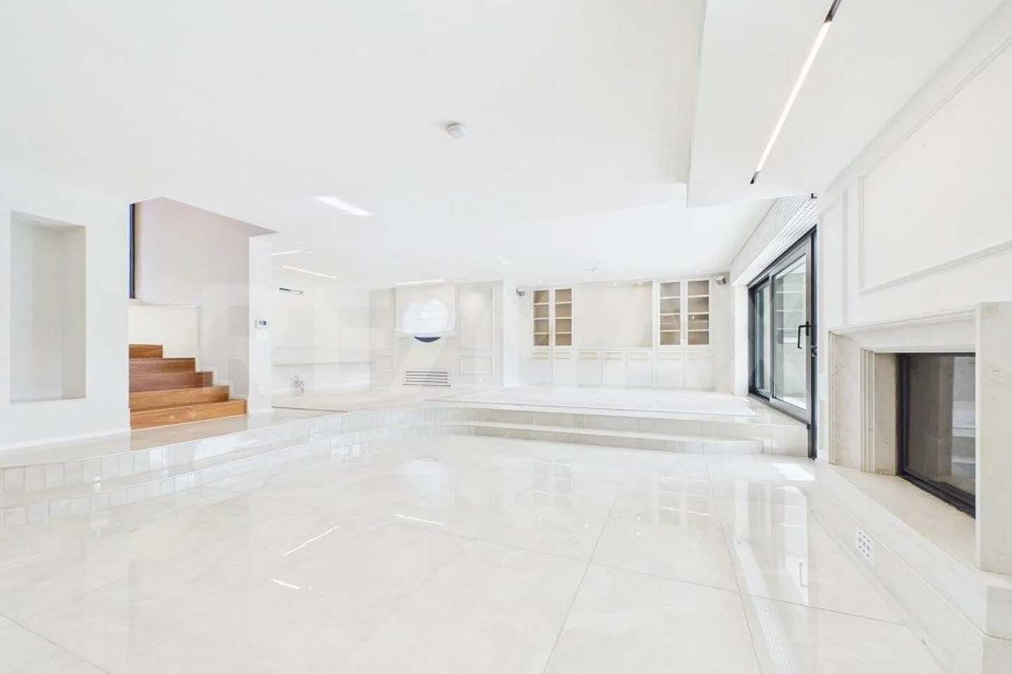 Prestigeträchtige Designvilla mit Pool und privatem Garten - Foto 7 von 13